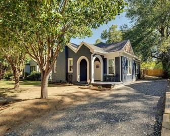 Walkable Tyler House with Deck half Mi to Downtown! - Tyler - Building
