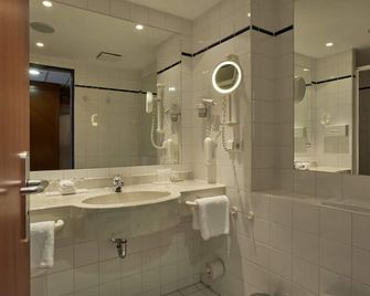 H4 Hotel Kassel - Kassel - Bathroom