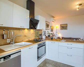 Sun&Sea Apartments A4(4+2) oversees Medulin bay for a relaxing vacation - Medulin - Küche