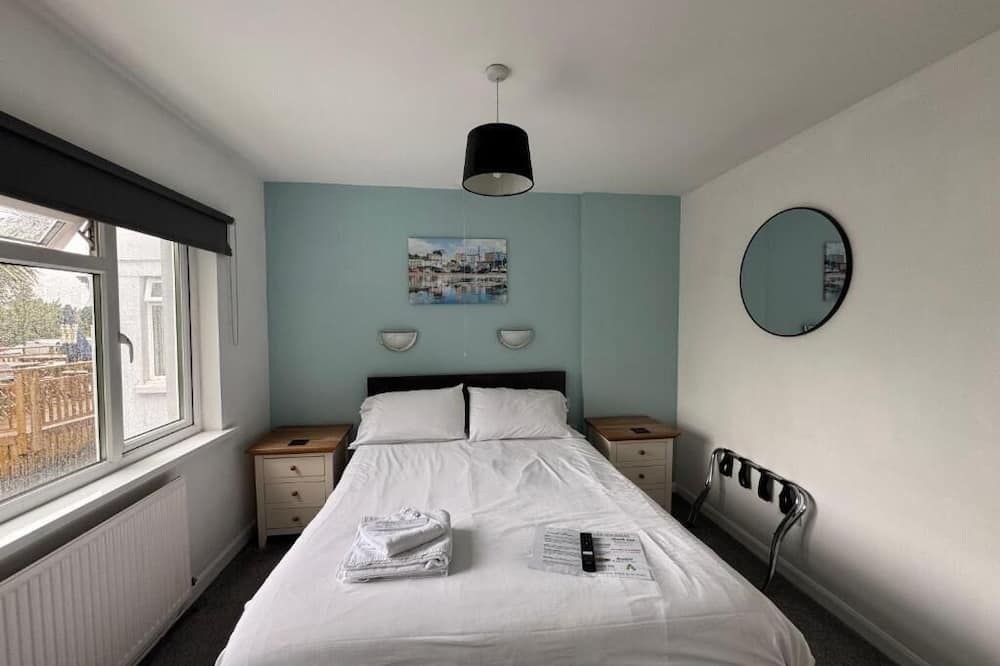 كوتيدج كورت هوتل - تنبي - غرفة نوم