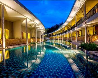 Hotel Neo+ Green Savana Sentul City By Aston - Bogor - Pool