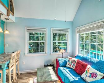 Unique and Cozy Arden Cabin, 6 Mi to Blue Ridge Pkwy - Arden - Living room