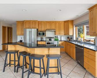 Chateau Lawrence, Pool Table, Kids' Gaming Room - Fairmont Hot Springs - Kitchen