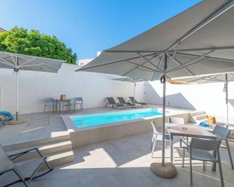 Nuova -Luxury Rooms & Apartment- - Olbia - Pool