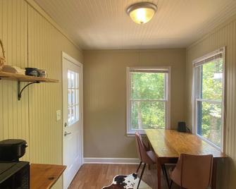 Mountain top cabin in the heart of the Uwharrie National Forest! - Troy - Comedor
