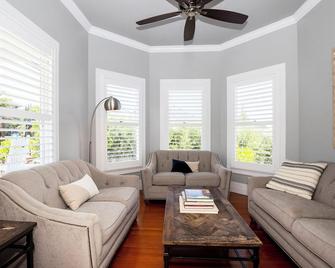 Sonoma County Historic Home With Pool; 5 Min Walk to Cyrus, Diavola & Catelli's - Geyserville - Living room