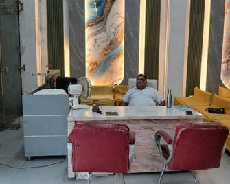 J.R Palace Hotel & Banquet - Rāmpur - Front desk