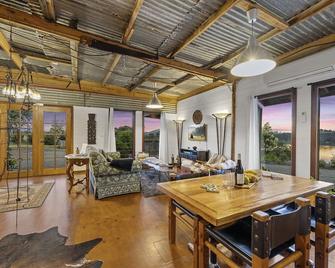 Sunset Cottage - Yarra Valley - Healesville - Dining room