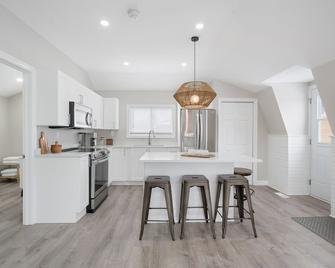 Beautiful newly renovated home w/ canal view - Порт-Колборн - Кухня