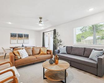3-Bd - Fully Remodeled Convenient & Spacious - Irving - Living room