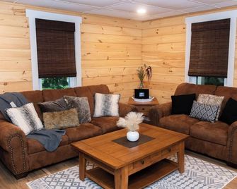 Sweetwater Farm with firepit and hiking trails! - Somerset - Вітальня