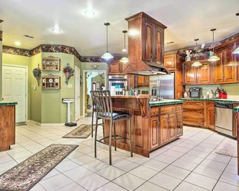 Victorian Hernando Home about 25 Miles to Memphis - Hernando