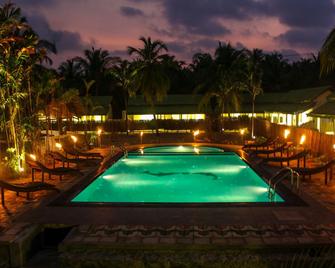 Ruveesha Hotel - Etalai - Piscina