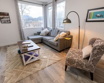 Sunny Mountain Farmhouse with Outdoor Cedar Sauna - Crowsnest Pass - Living room
