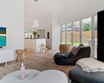 Holiday Home Dorthie - 800m from the sea in Sealand by Interhome - Hornbæk - Living room