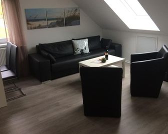 Haus Willi - kleine & schnuckelige Ferienwohnung in Ortenberg mit WLAN Balkon Parkplatz - neu & sauber & gemütlich - Ortenberg (Hessen) - Sala de estar