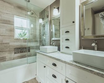 Contemporary Boutique Bungalow - San Luis Obispo - Bathroom