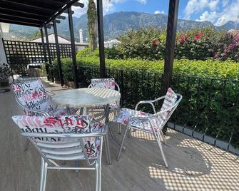 Luxury Detached 3 Bed Villa with Large Pool & Stunning Gardens in Quiet Location - Lápithos - Innenhof