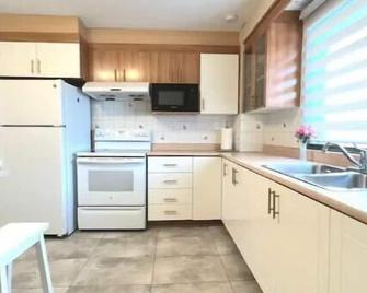 Comfortable entire 3BDR Apt in Laval Montreal - Laval - Keuken