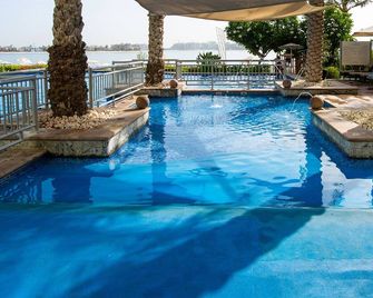 Mövenpick Hotel Jumeirah Lakes Towers - Dubai - Pool