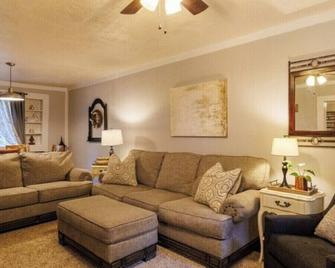 Industrial Apartment #3 Queen Studio - Fort Payne - Wohnzimmer