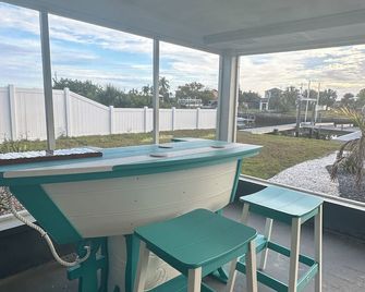 Waterfront with a huge dock with direct Gulf access. Clean and Comfortable. - Hudson - Balcón