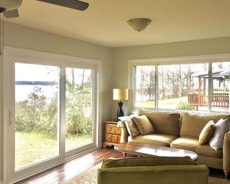 Lakefront HOME on the 'BIG' water of Lake Seminole. We Strive to be the Best!! - Donalsonville - Sala de estar