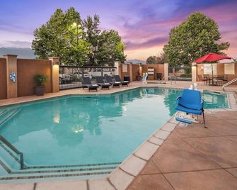 Hampton Inn & Suites Banning-Beaumont - Banning - Piscina