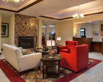 Holiday Inn Express & Suites Pittsburg By IHG - Pittsburg - Area lounge