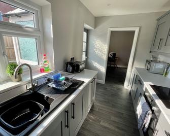 Silver Stag Properties, 3 BR House in Ashby - Ashby-de-la-Zouch - Kitchen