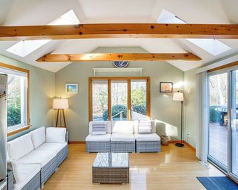Chatham Home w/ Spacious Deck: 2 Mi to Beaches! - Chatham - Sala de estar