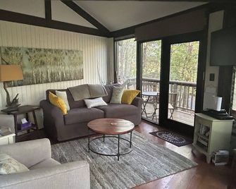 'Peace In A Pod' Charming 2-Bdrm Cabin Right In The Middle Of Big Canoe! - Jasper - Sala de estar