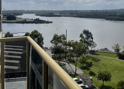 Amazing waterside city view apartment in Rhodes - Sydney - Varanda