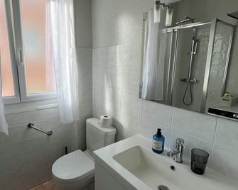 Central Menton Beach Retreat - Menton - Bathroom