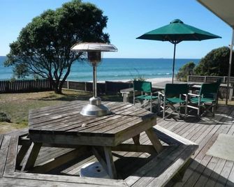 Typical Kiwi Bach Right on Beach - Papamoa - Innenhof