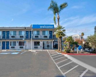 Cozy Queen Bedroom|Pool|Free Wifi - Tulare - Building