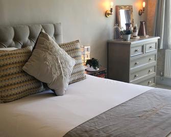 Charming 1 Bedroom Suite in the eaves. - Bridestowe - Quarto