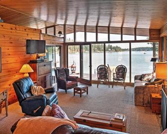 Newport Cabin with Lakefront Private Porch and Grill! - Newport - Living room