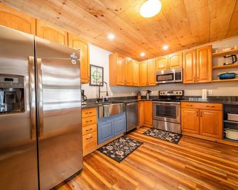 Charming and quiet family-friendly cabin 5 min to Dolly Sods & Timberline Mtn - Davis - Cocina