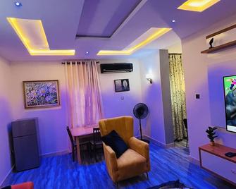 Beautifully furnished 1 bedroom fully air conditioned apartment - Port Harcourt - Living room