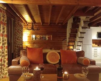 Balvaig River Log Cabin, with wood burning stove, alpine charm on water's edge - Callander - Living room