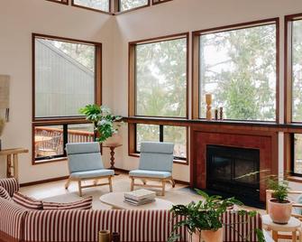 Lodge At Marconi - Marshall - Living room
