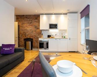 Pillo Rooms Serviced Apartments- Salford - Manchester - Pokój dzienny