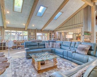 Unique 6BR Lodge w/ Private Hot Spring Pool! - Bliss - Lounge