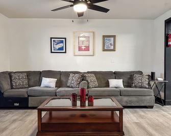 Charming Retreat 3BR Home with Private Yard - Vinita - Wohnzimmer