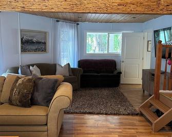 Reconnect by the river. To yourself, to nature, to loved ones. - Manning Park - Living room