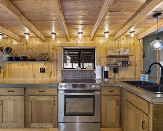 The Tyrolean Cabin. Panoramic Views. Hot Tub. - Golden - Kitchen