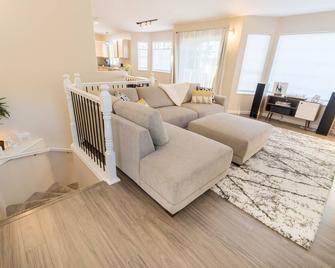 Relaxing home w/king suite in South Anchorage! - Indian - Living room