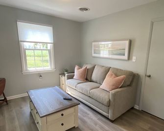 Cozy Cute Cottage with Amazing Farm Views near Harpers Ferry - Charles Town - Huiskamer