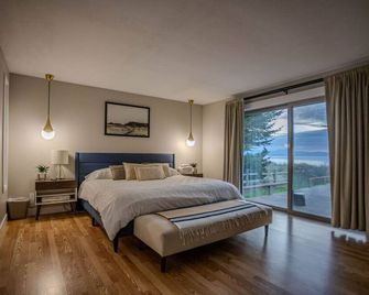 Oceanfront Family Retreat - Oak Harbor - Bedroom